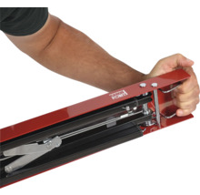 Persoon bedient ladingzekeringsbalk