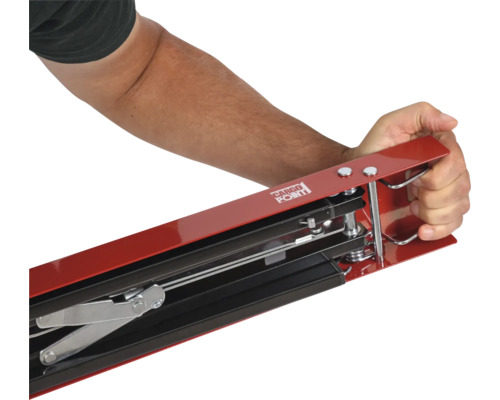 Persoon bedient ladingzekeringsbalk