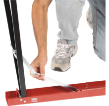 Cargo Point logo en een persoon die een plint bevestigt