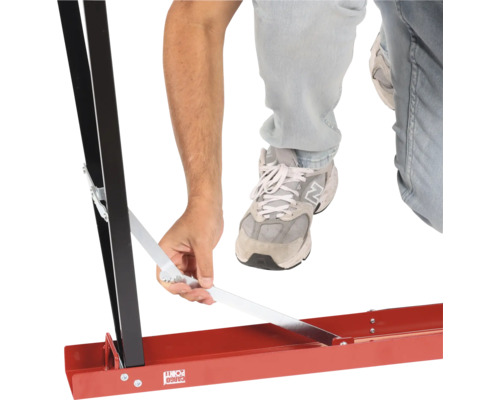 Cargo Point logo en een persoon die een plint bevestigt