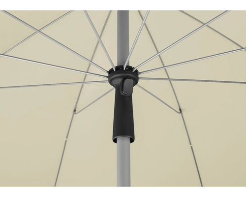 Detail van een parasol met baleinen, mast en openingsmechanisme