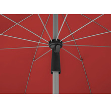 Detailaanzicht van de onderkant van een geopende parasol met baleinen, mast en schuifmechanisme