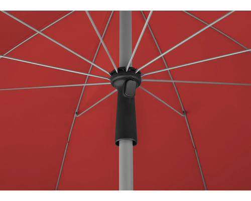 Detailaanzicht van de onderkant van een geopende parasol met baleinen, mast en schuifmechanisme