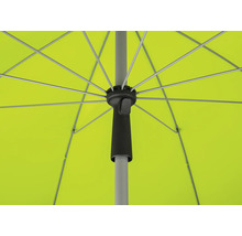 Detailopname van een parasol met een heldergroen scherm en zilverkleurige baleinen