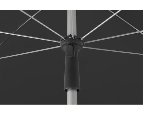 Detailopname van een parasol met baleinen en mast