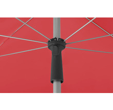 Detailaanzicht van een parasol met rode stof en zilvergrijze baleinen