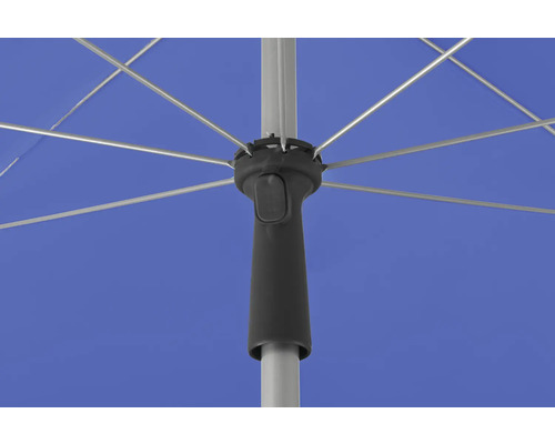 Detailweergave van een open parasol met metalen frame en zwart mechanisme