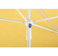 Detailaanzicht van een parasol met geel scherm, wit frame en blauwe knop