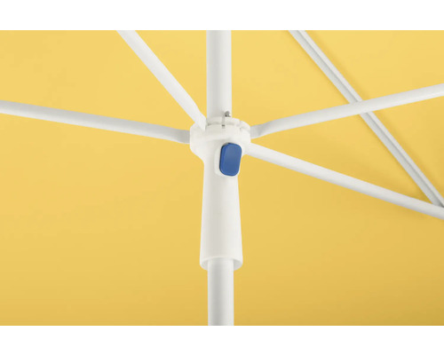 Detailaanzicht van een parasol met geel scherm, wit frame en blauwe knop
