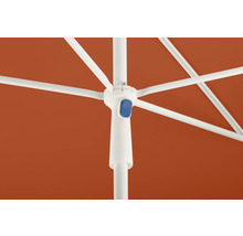 Gedetailleerde weergave van een open parasol met oranje bekleding, wit frame en blauwe knop