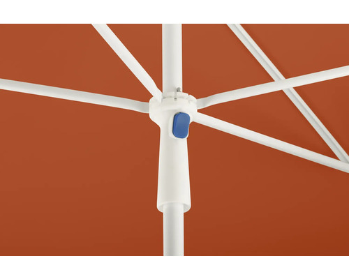 Gedetailleerde weergave van een open parasol met oranje bekleding, wit frame en blauwe knop