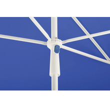 Detailopname van een parasol met een wit frame en een blauwe stoffen bekleding