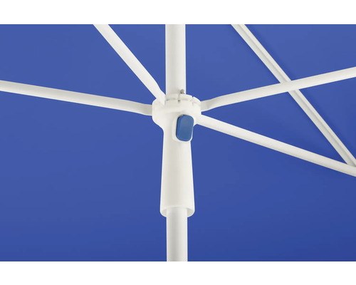 Detailopname van een parasol met een wit frame en een blauwe stoffen bekleding