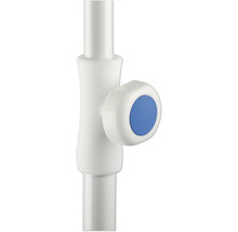 Detailopname van een sanitair installatiepijp met blauwe bedieningsknop