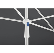 Detail van een parasol met wit frame en blauwe knop