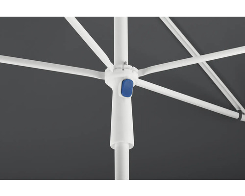 Detail van een parasol met wit frame en blauwe knop