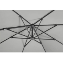 Detailopname van de onderkant van een parasol met metalen frame en stoffen bekleding