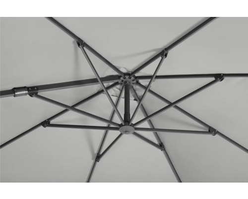 Detailopname van de onderkant van een parasol met metalen frame en stoffen bekleding