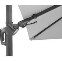 Detailopname van een parasol met slinger mechanisme voor eenvoudige bediening.