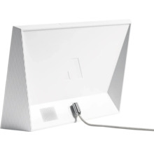 Achteraanzicht van een witte tafellamp met grijze kabel