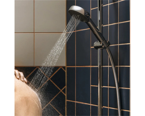 Handdouche met stromend water in een badkamer met tegels