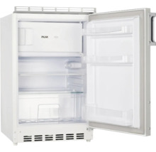 Geopende, vrijstaande koelkast met planken en vriesvak