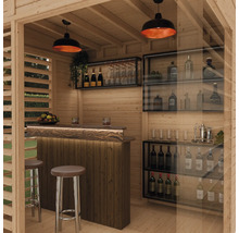 Interieurbeeld van een houten tuinhuis met bar, rekken en verlichting