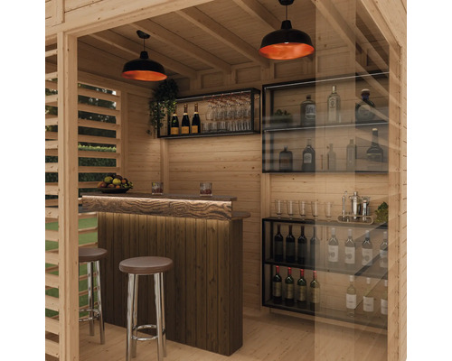 Interieurbeeld van een houten tuinhuis met bar, rekken en verlichting