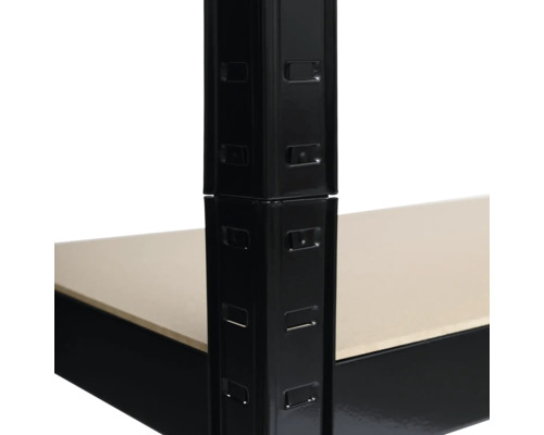 Detailopname van een metalen stellingkast met plank