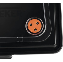 Detailweergave van een zwarte opbergdoos met oranje ventiel