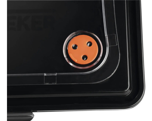 Detailweergave van een zwarte opbergdoos met oranje ventiel