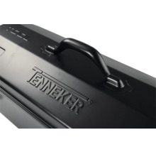 Detailopname van een gereedschapskist met handgreep en Tenneker logo