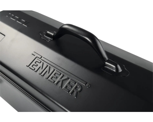 Detailopname van een gereedschapskist met handgreep en Tenneker logo