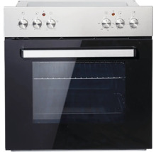 Vrijstaand fornuis met bedieningsknoppen en ovendeur