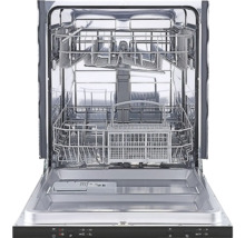 Interieur van een vaatwasser met open deur en uittrekbare korven.