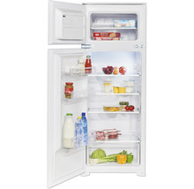 Geopende koelkast gevuld met levensmiddelen zoals groenten, fruit, dranken en diepvriesproducten