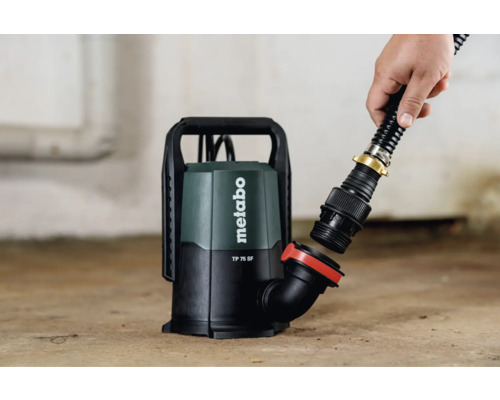Metabo Logo. Vuilwaterpomp met slangaansluiting wordt aangebracht.