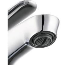 Close-up van een verchroomde kraan met waterbesparende nozzle