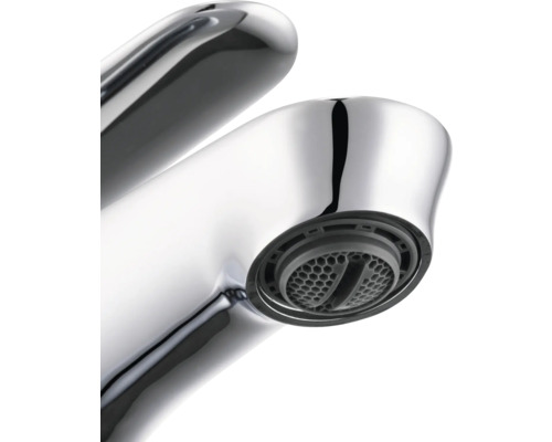Close-up van een verchroomde kraan met waterbesparende nozzle