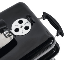 Detailopname van een houtskoolbarbecue met ventilatieschuif en handgreep