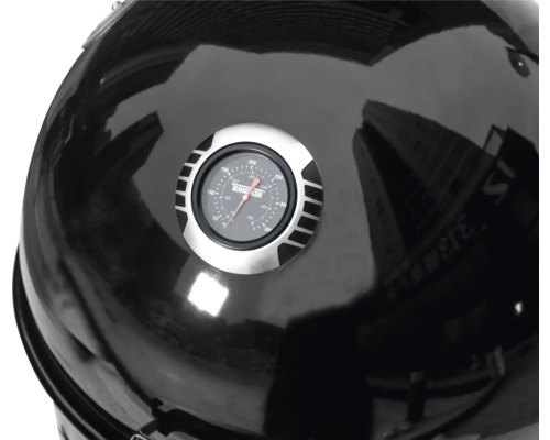 Detailopname van een bolvormige barbecue met temperatuurweergave