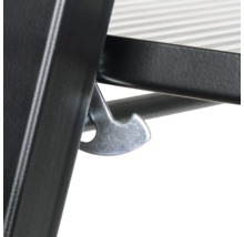 Detail van een vergrendeling op een tuinmeubel