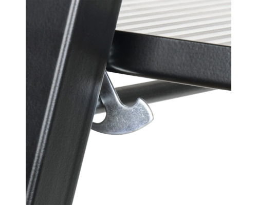 Detail van een vergrendeling op een tuinmeubel