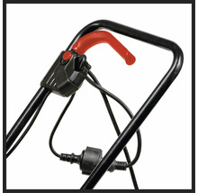 Detailopname van het handvat van een grasmaaier met bedieningselementen en stroomkabel