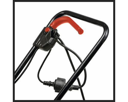 Detailopname van het handvat van een grasmaaier met bedieningselementen en stroomkabel