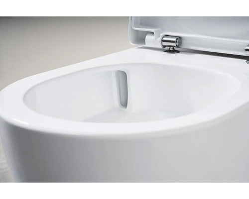 Detailopname van een randloos toilet met open toiletdeksel.
