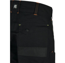 Detail van een zwarte werkbroek met achterzak en fabrikantlogo