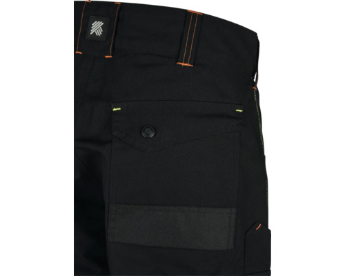 Detail van een zwarte werkbroek met achterzak en fabrikantlogo