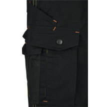 Detailopname van een werkbroek met zak en knoop