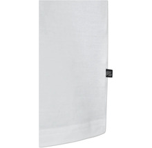Detailweergave van een witte textielstof met een klein etiket